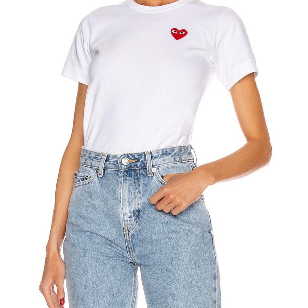 COMME DES GARCONS PLAY
Cotton Red Emblem Tee in White